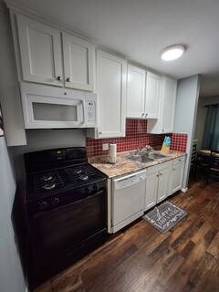 The Pecan — kitchen